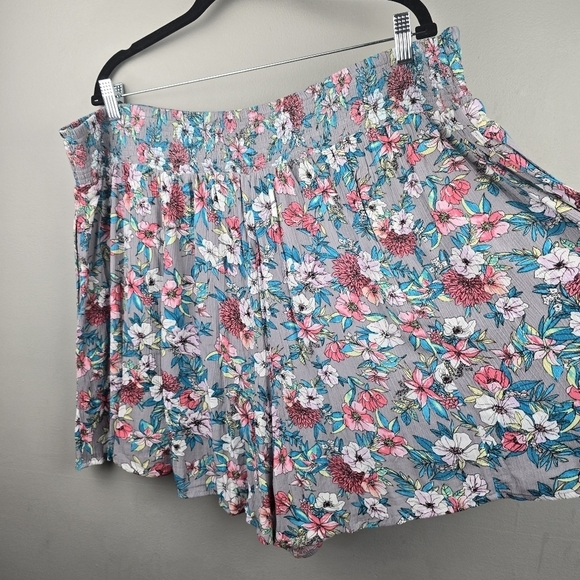 TORRID Flowy Shorts Smocked Elastic High Rise Waist Floral Gray Womens Size 3X - Picture 5 of 13